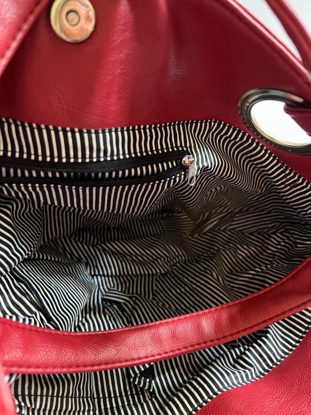 Hobo Bag in Red with blue-striped interior - Picture 3 of 4